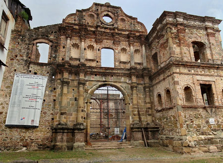 Ruinas de la Iglesia de la Compañia de Jesus en el Casco Viejo