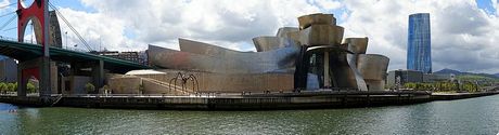Panoramica de la Ria: Museo Guggenheim entre el Puente de La Salve y la Torre Iberdrola