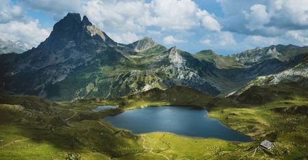 Lago Roumassot con el pico Midi d’Ossau al fondo.