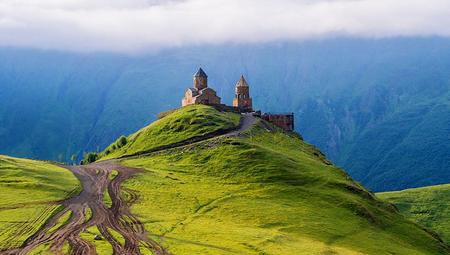 Stepantsminda: Iglesia de Tsminda Sameba