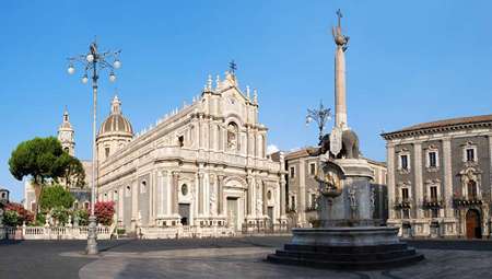 Catania- Piazza del Duomo: Catedral y Fuente del Elefante