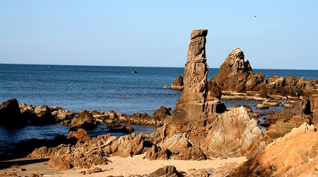 Playa Đá Nhảy - Jumping Rocks