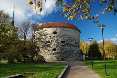 Murallas de Tallinn y Puerta Gorda